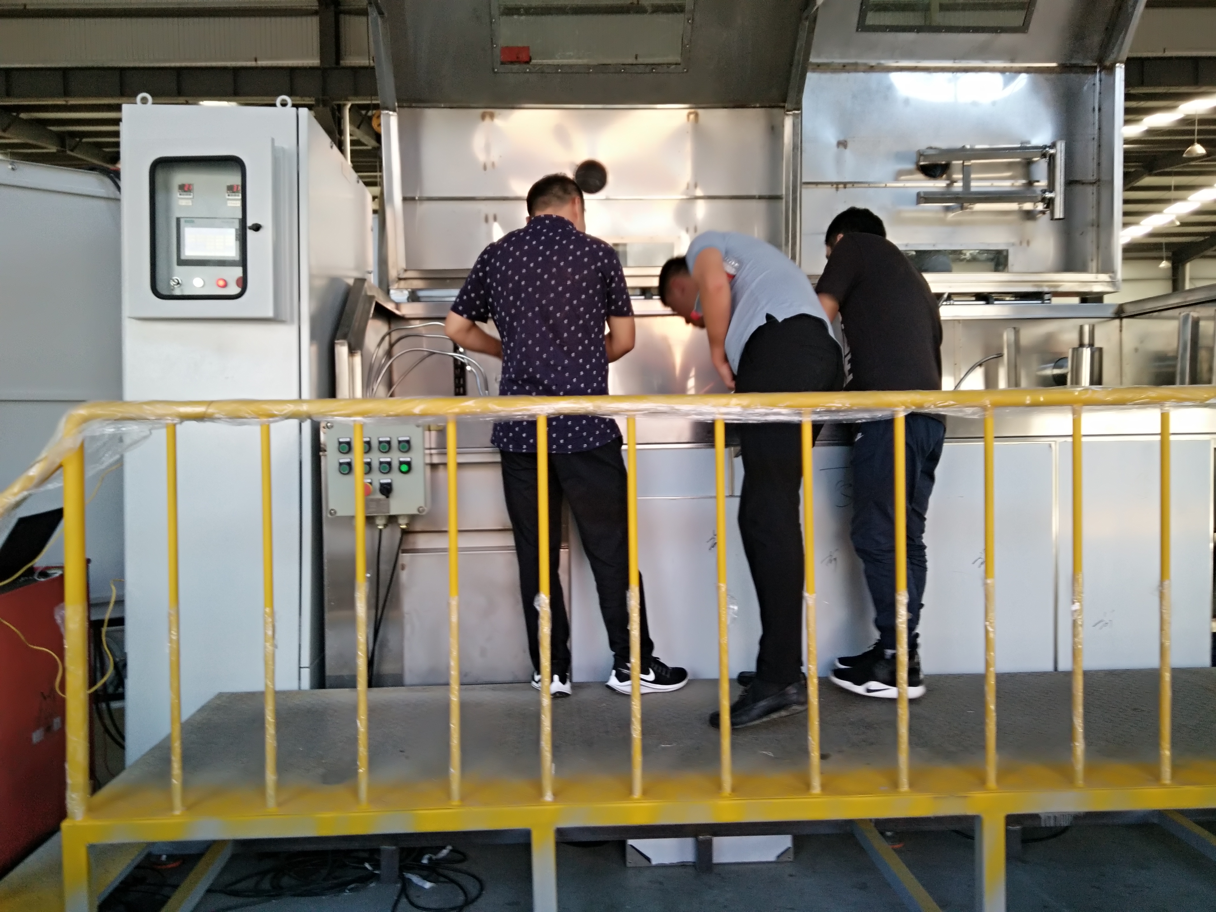 通過式噴淋清洗機(jī)：高壓噴淋如何實(shí)現(xiàn)高效除油與批量清洗？